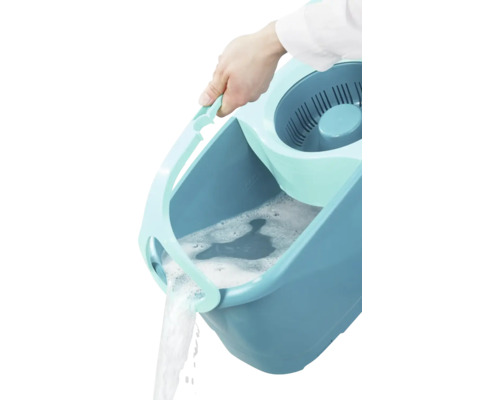 Ausgiessen eines Putzeimers mit Wasser