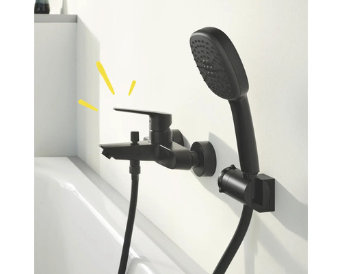 Schwarze Badewannenarmatur mit Handbrause