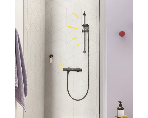 Système de douche avec douche de tête et douchette à main dans la salle de bains