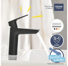 Mitigeur de lavabo noir de Grohe avec eau courante