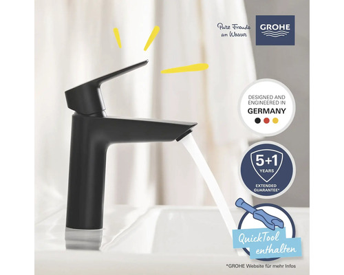 Schwarzer Waschtischmischer von Grohe mit fließendem Wasser