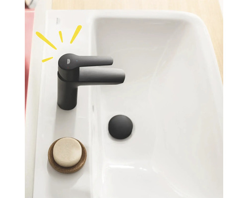 Waschbecken mit Grohe Wasserhahn, Seife und Abflussstopfen