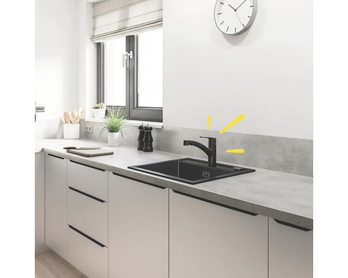 Küchenspüle mit schwarzer Armatur in moderner Küche