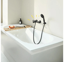Photo d''une baignoire avec robinet et pommeau de douche