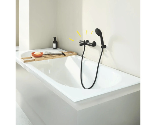 Aufnahme einer Badewanne mit Armatur und Duschkopf