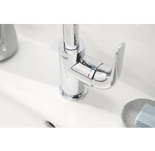 Robinet brillant avec le logo Grohe sur un lavabo