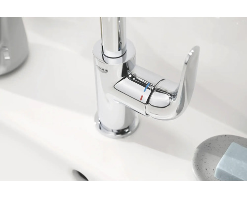 Robinet brillant avec le logo Grohe sur un lavabo