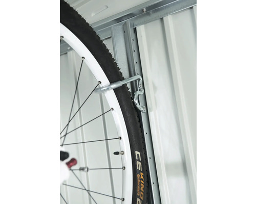 Fahrradaufhängung an einer Metallwand mit Fahrradreifen