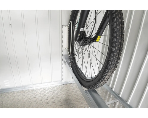 Fahrrad in einer Fahrradhalterung im Fahrradraum