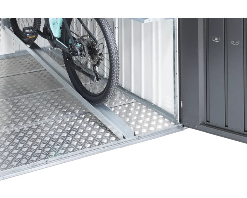 Fahrrad im Fahrradschuppen auf Rampe