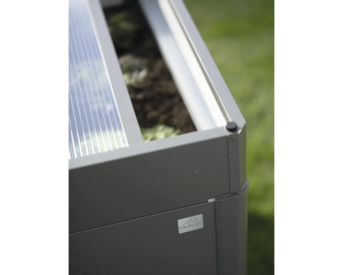 Hochbeet mit Pflanzen und Biohort Logo