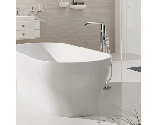 Freistehende Badewanne mit Armatur in einem Badezimmer.