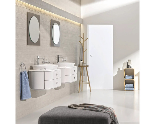 Badezimmer mit zwei Waschbeckenunterschränken, Spiegeln, Handtuchhalter, Holzgarderobe und Ablageregal