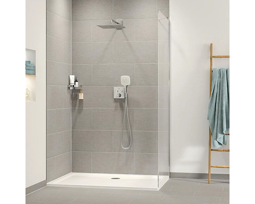 Badezimmer mit Dusche, Duschwanne, Armatur und Handtuchleiter