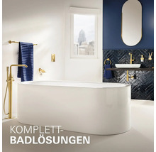 Salle de bain lumineuse avec baignoire, lavabo et robinetterie dorée