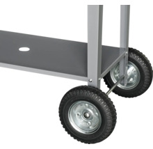 Detailansicht eines Servierwagens mit Rädern und Ablagefläche