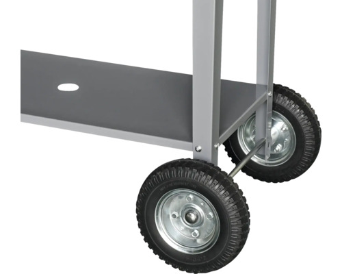 Detailansicht eines Servierwagens mit Rädern und Ablagefläche