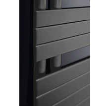 Gros plan d'un radiateur avec des lamelles horizontales