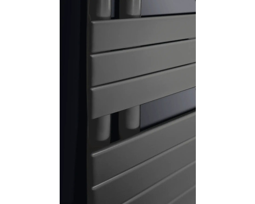 Gros plan d'un radiateur avec des lamelles horizontales