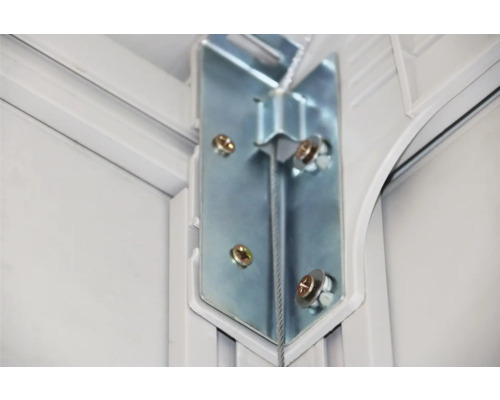 Detailansicht einer Eckverbindung mit Schrauben und Metallwinkel