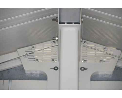 Detailansicht der Metallstruktur eines Gartenhauses mit Lüftungsgittern und Befestigungselementen.