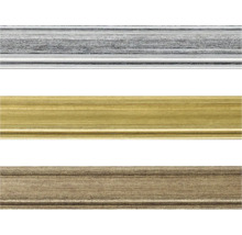 Drei Zierleisten aus verschiedenen Materialien und mit unterschiedlichen Oberflächen