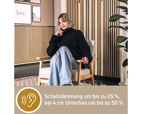 Frau sitzt auf einem Sessel vor einer Wandverkleidung, die Schallreduzierung bietet