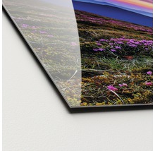 Gros plan d''une plaque en verre acrylique avec un paysage de montagne