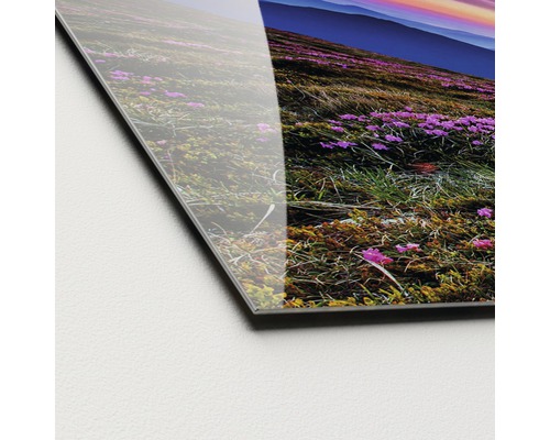 Nahaufnahme einer Acrylglasplatte mit Berglandschaft