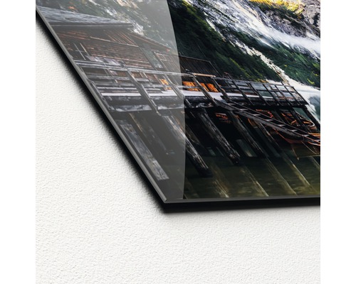 Detailaufnahme eines Acrylglasbildes mit einem Bergsee und einem Holzsteg