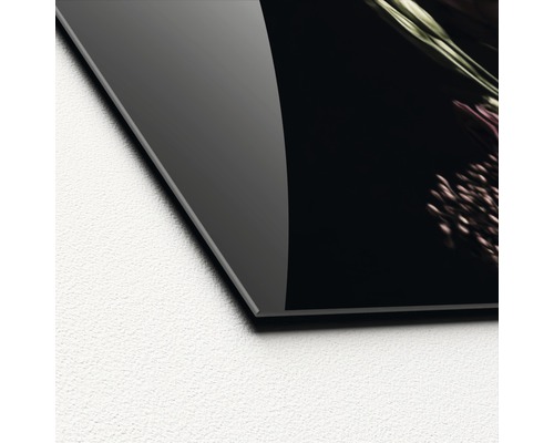 Detailansicht einer Glasplatte mit Blumendesign