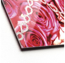 Gros plan d''une plaque en verre acrylique avec un motif de roses et des éléments décoratifs
