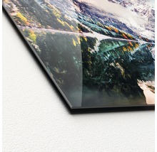 Vue détaillée d''une image en verre avec un motif de lac de montagne