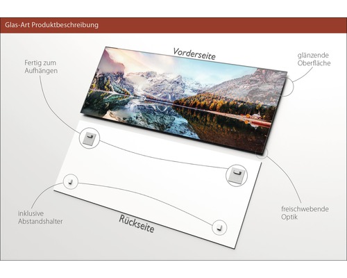 Glasbild mit Bergsee-Motiv, glänzender Oberfläche und rückseitigen Abstandshaltern zur Wandmontage