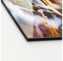 Gros plan d''une plaque en verre acrylique avec un motif de cascade