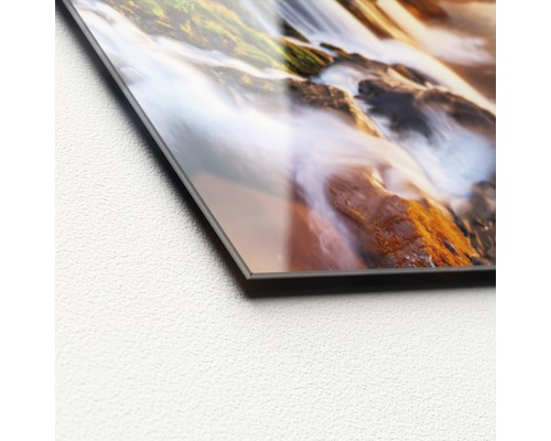 Gros plan d''une plaque en verre acrylique avec un motif de cascade