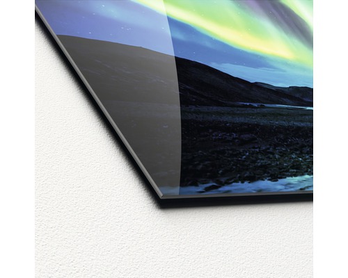 Gros plan d''une image en verre acrylique avec un motif d''aurores boréales au-dessus d''un paysage de montagne