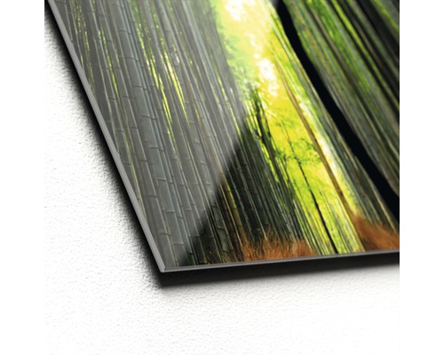 Gros plan d''une décoration de tableau en verre avec un motif de forêt de bambous