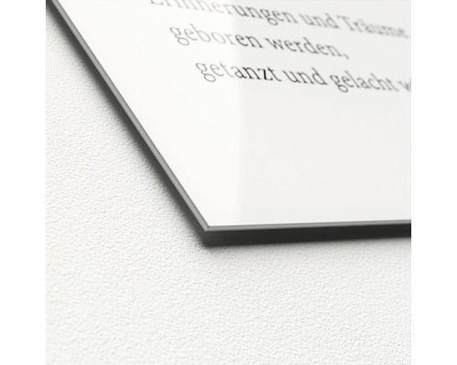 Gros plan d''une plaque composite en aluminium avec lettrage
