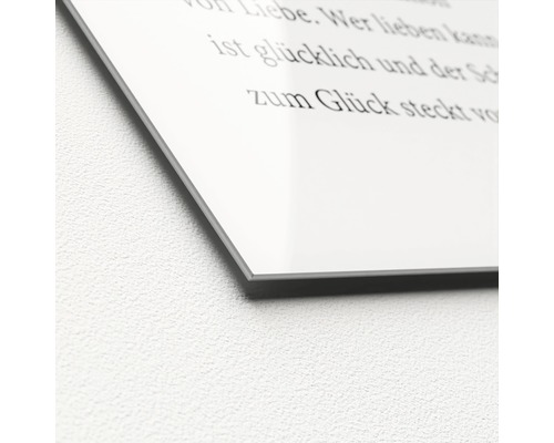 Detailansicht einer beschrifteten Acrylglasplatte