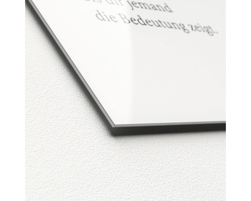 Nahaufnahme eines Textbildes mit glänzender Oberfläche und schmalem Rahmen