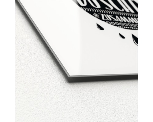 Detailansicht eines Acrylglasbildes an einer Wand
