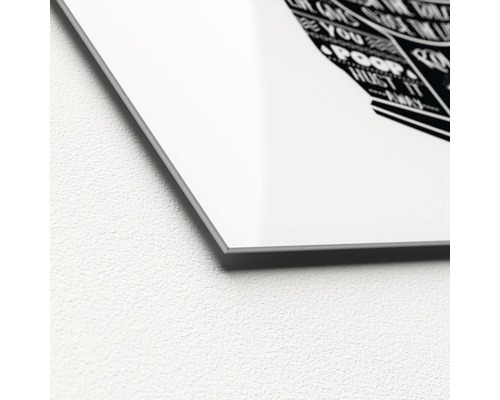 Detailansicht einer Acrylglasplatte mit typografischem Design.