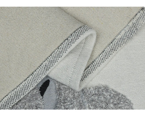 Detailansicht eines Teppichs mit grafischem Muster