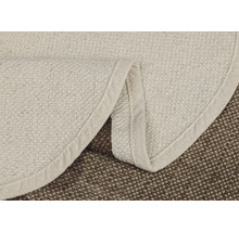 Detailansicht eines runden Teppichs aus Naturfasern