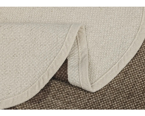 Detailansicht eines runden Teppichs aus Naturfasern