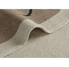 Nahaufnahme eines gewebten Teppichs mit Fransen