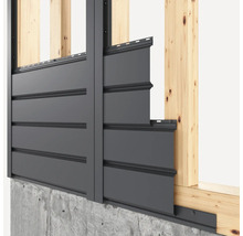 Revêtement de façade sur un mur de maison avec cadre en bois et socle en béton