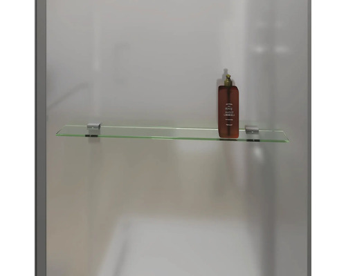 Glasablage mit einer Flasche darauf