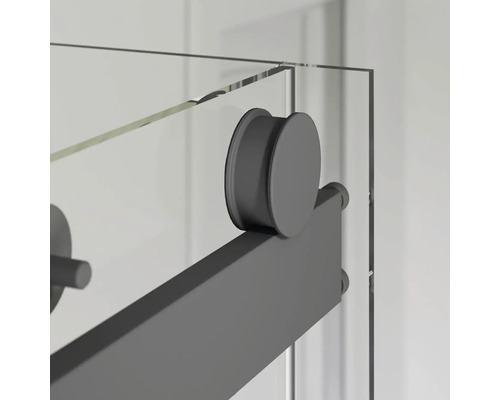 Detailansicht einer Duschkabine mit Schiebetür und Beschlägen